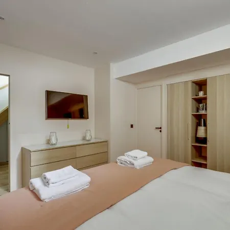 Bluestay 42 - Charmant Duplex A